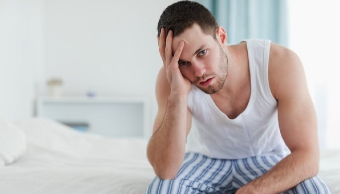 Homme qui parait inquiet Homme qui parait inquiet