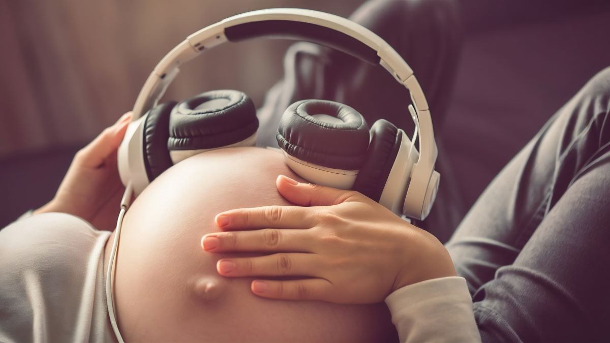 Femme qui écoute de la musique Femme qui écoute de la musique