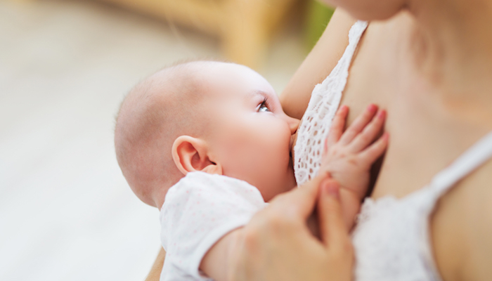 Bébé au sein de maman Bébé au sein de maman