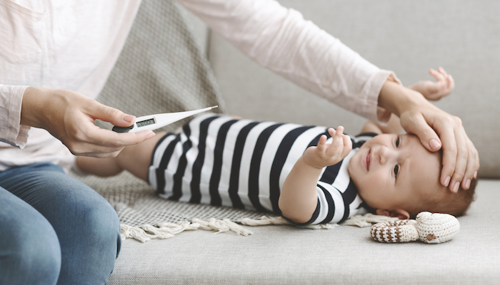 Bébé qui se fait prendre la température