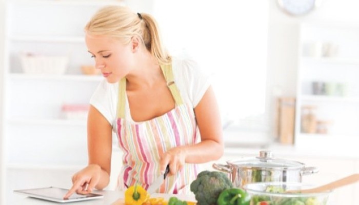 Jeune maman préparant un repas équilibré