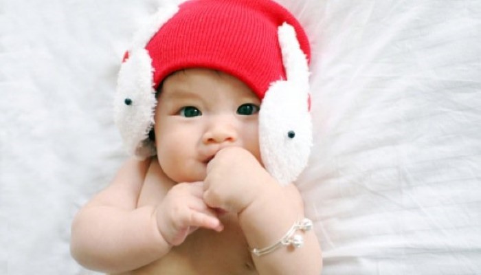 Bébé couvert pour l'arrivée de l'automne Bébé couvert pour l'arrivée de l'automne