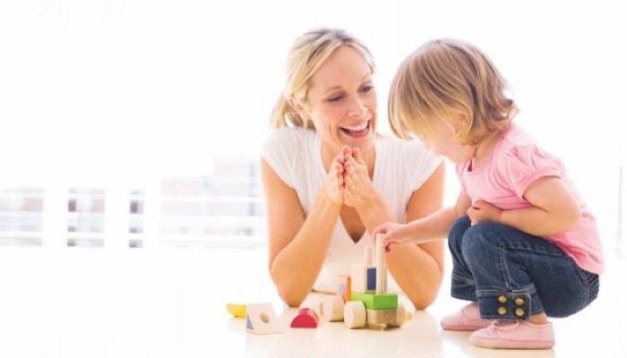 Maman qui joue avec sa fille