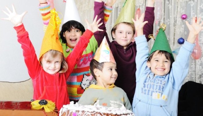 Enfants à une fête d'anniversaire Enfants à une fête d'anniversaire