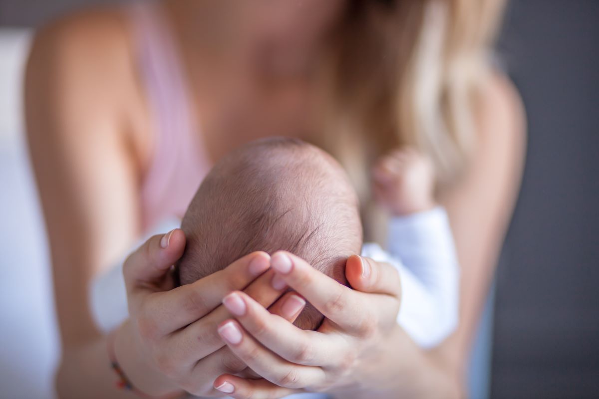 Bébé qui tète le sein de sa maman