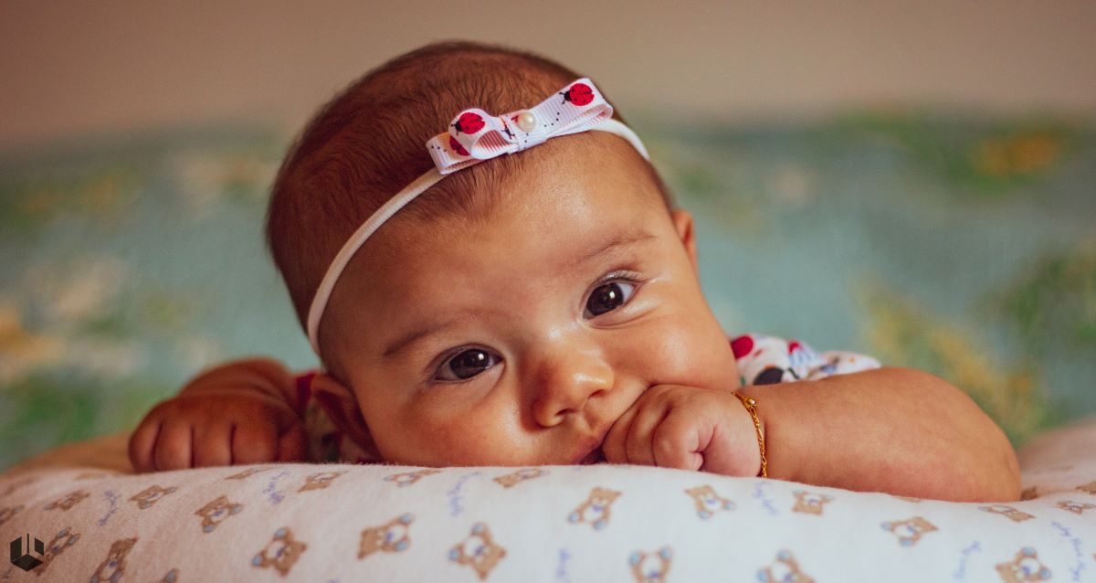 Bébé avec des gaz et constipé