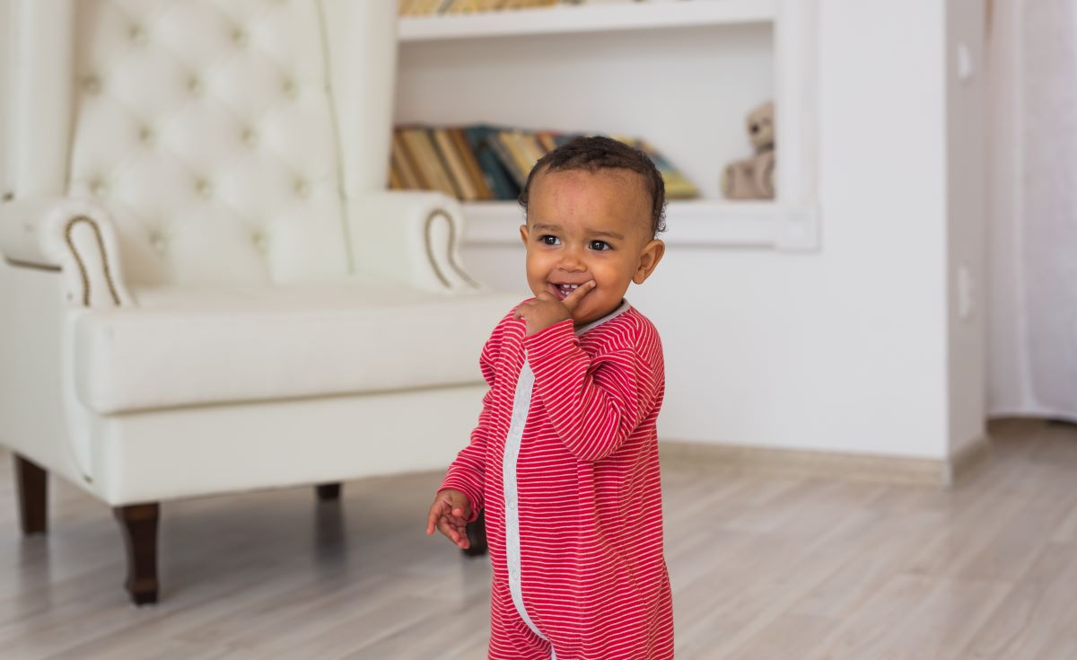 Mon fils de 8 mois se met déjà debout
