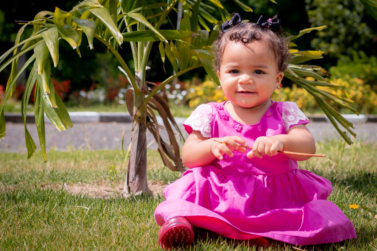 Bébé marche sur les genoux que faire ?