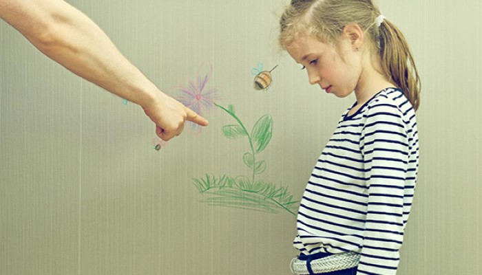 Enfant qui se fait punir Enfant qui se fait punir