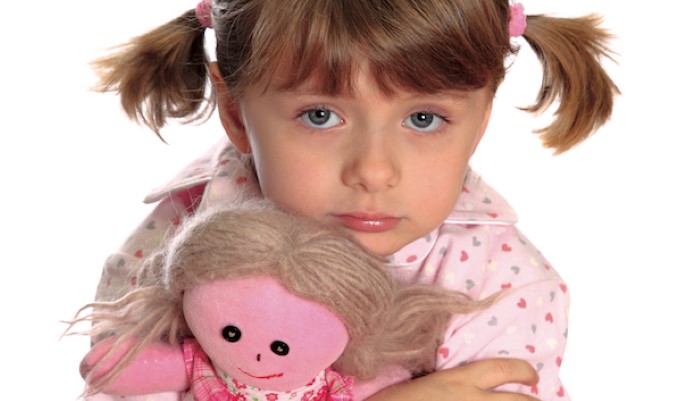 Une petite fille et sa poupée