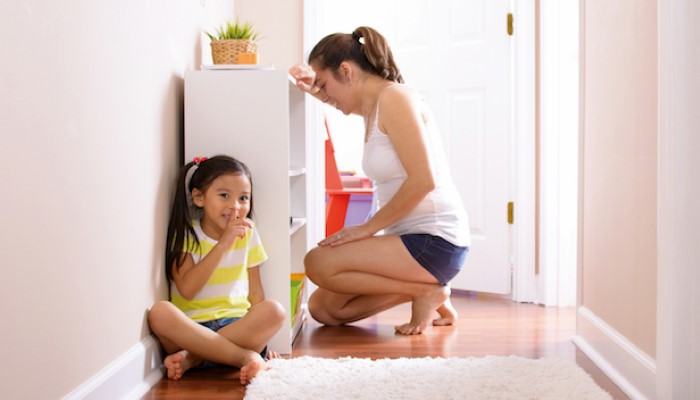 Une maman qui joue avec sa fille Une maman qui joue avec sa fille