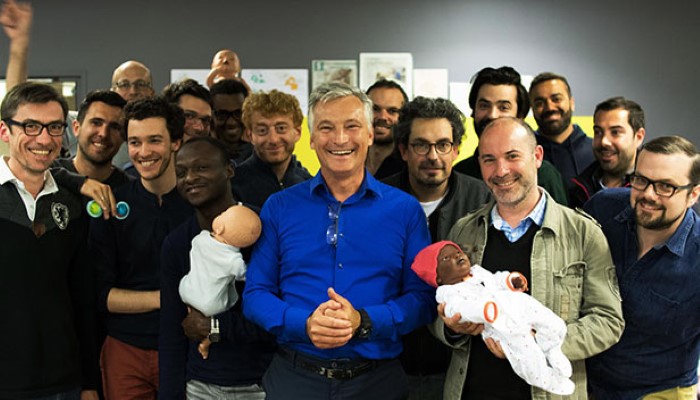 Un groupe de futurs papas et Gilles Vaquier de labaume, fondateur de L'atelier du futur papa Un groupe de futurs papas et Gilles Vaquier de labaume, fondateur de L'atelier du futur papa