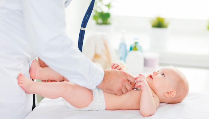 Un bébé et son pédiatre