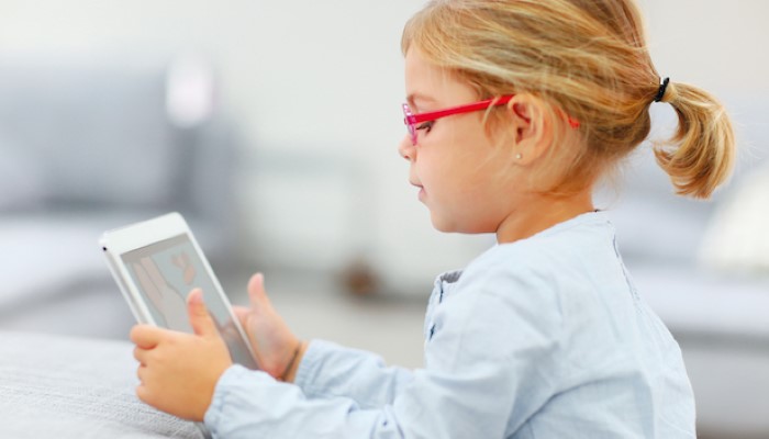 Une petite fille avec une tablette Une petite fille avec une tablette