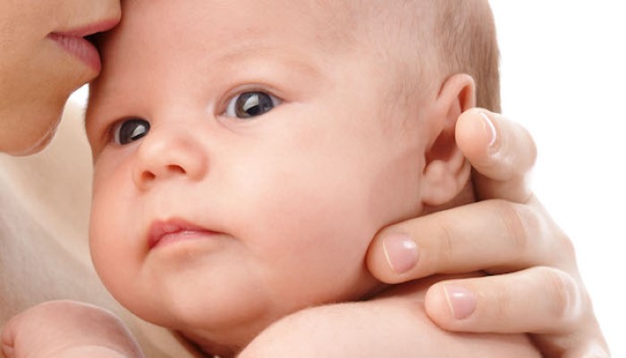 Un bébé dans les bras de sa mère Un bébé dans les bras de sa mère