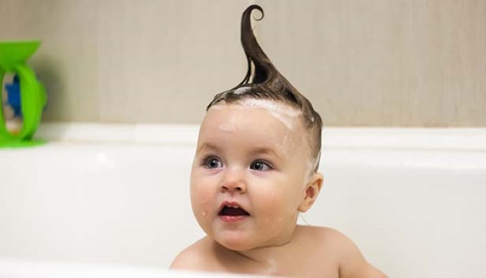 Un bébé drôle dans son bain