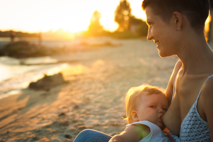 Une maman qui allaite son bébé Une maman qui allaite son bébé