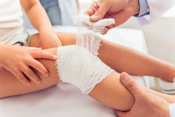 Un enfant qui a mal au genou Un enfant qui a mal au genou