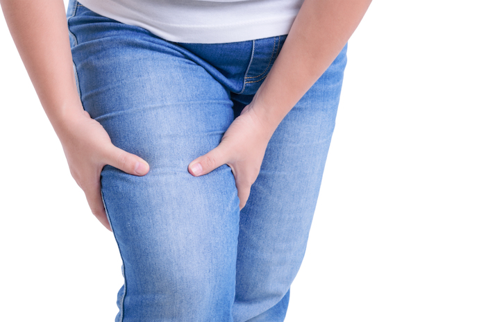 Une femme qui a les jambes gonflées