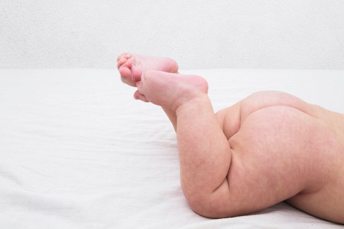 Les fesses et les jambes d'un bébé