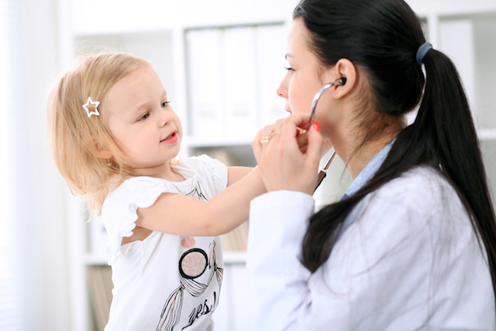 Une petite fille et sa pédiatre