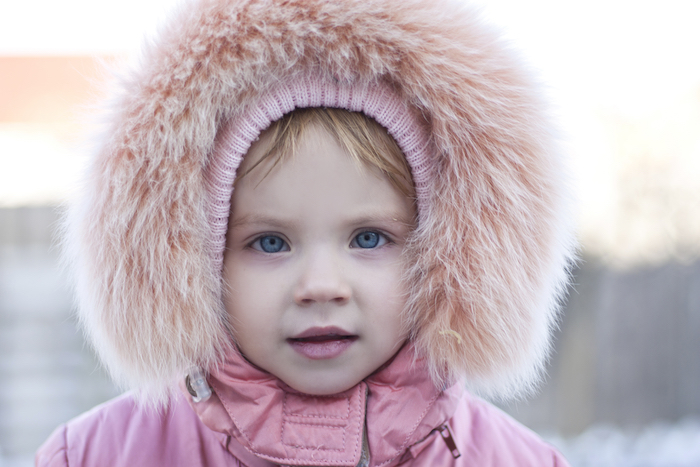 Une petite fille habillée chaudement