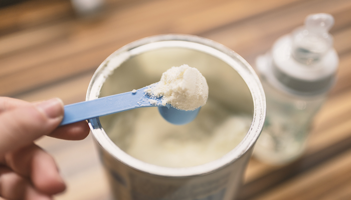 Combien de lait doit prendre un bébé de 9 mois ?