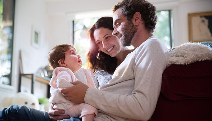 Un bébé et ses parents