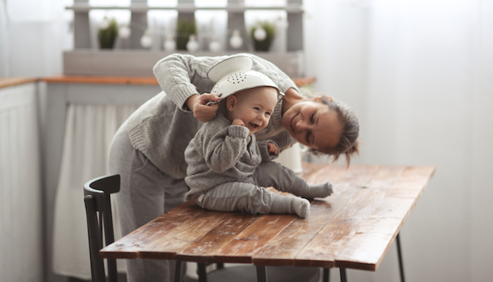Bébé qui joue avec sa maman