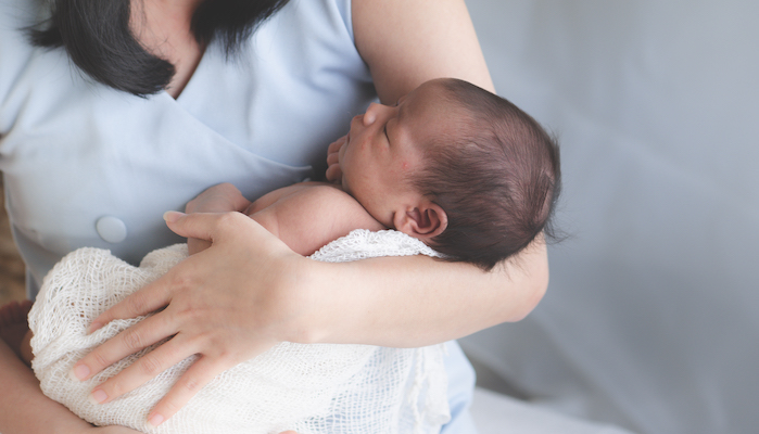 Comment apprendre à un bébé à dormir seul ?