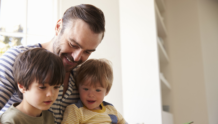 Papa en train de lire une histoire à ses enfants Papa en train de lire une histoire à ses enfants