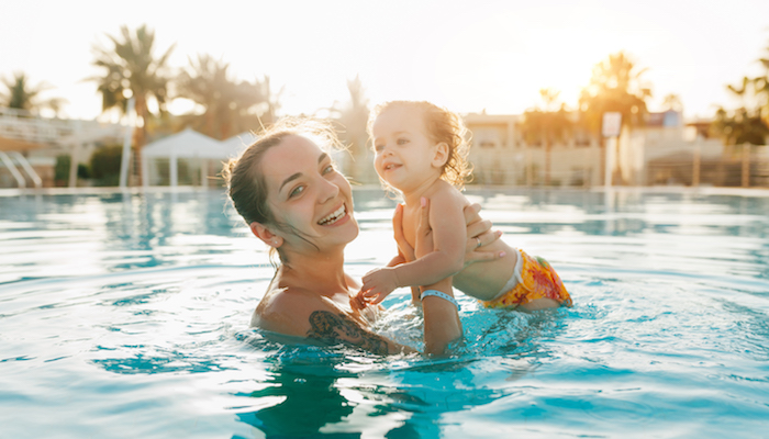 Maman avec son petit garçon dans la piscine Maman avec son petit garçon dans la piscine