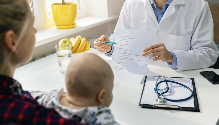 Mon bébé se met à pleurer quand il voit un médecin Mon bébé se met à pleurer quand il voit un médecin