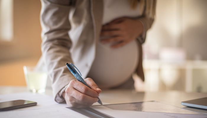 Femme enceinte au bureau Femme enceinte au bureau