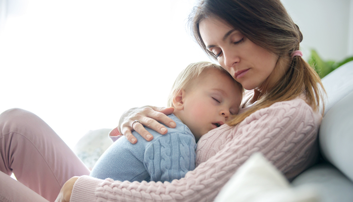 Bébé et maman reposent ensemble Bébé et maman reposent ensemble