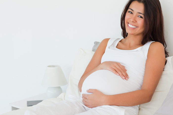 Une femme enceinte souriante Une femme enceinte souriante