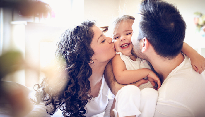 Couple heureux avec sa petite fille Couple heureux avec sa petite fille