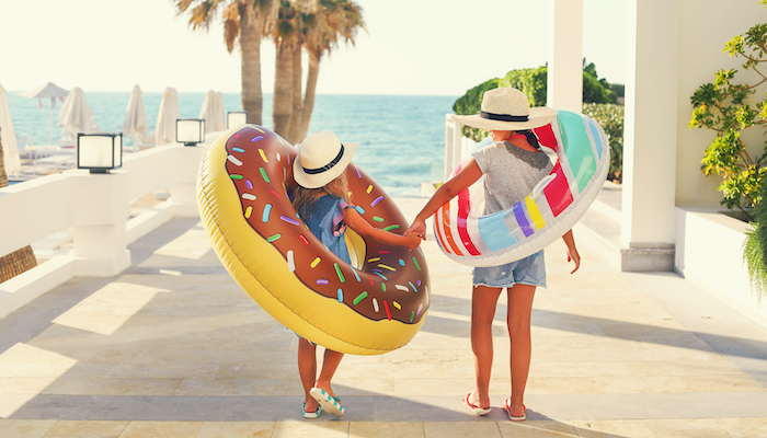 Enfants et gonflables de plage