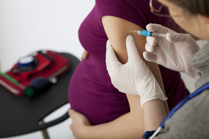 Une femme enceinte qui se fait vacciner Une femme enceinte qui se fait vacciner