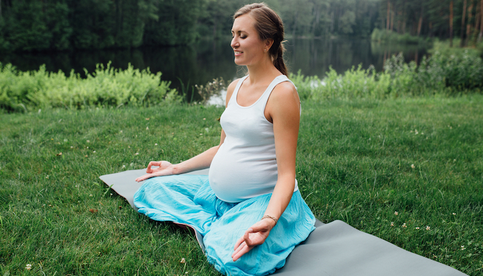 Femme enceinte faisant du yoga