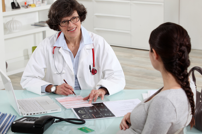 Une femme enceinte et un docteur Une femme enceinte et un docteur