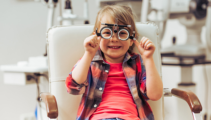 Un petit garçon chez l'ophtalmologiste