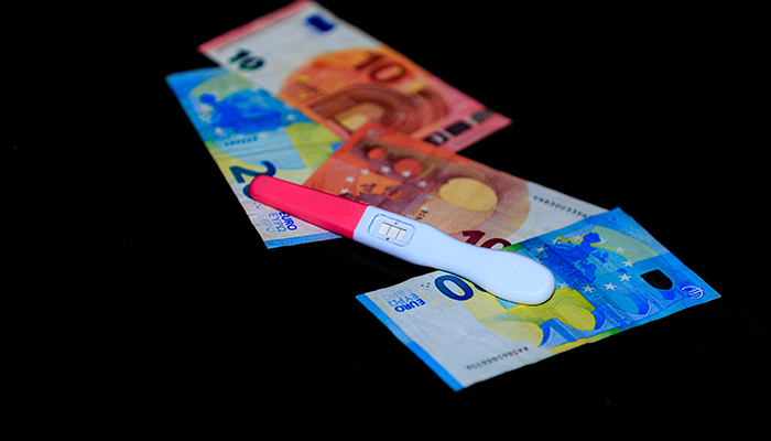 Un test de grossesse et des billets Un test de grossesse et des billets