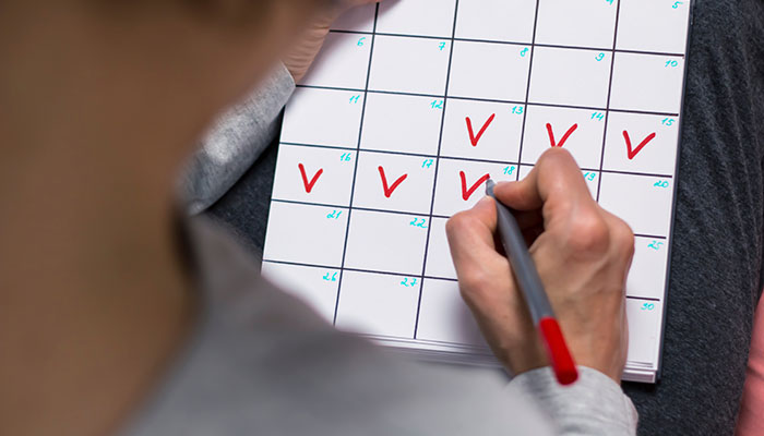 Une femme qui coche son calendrier