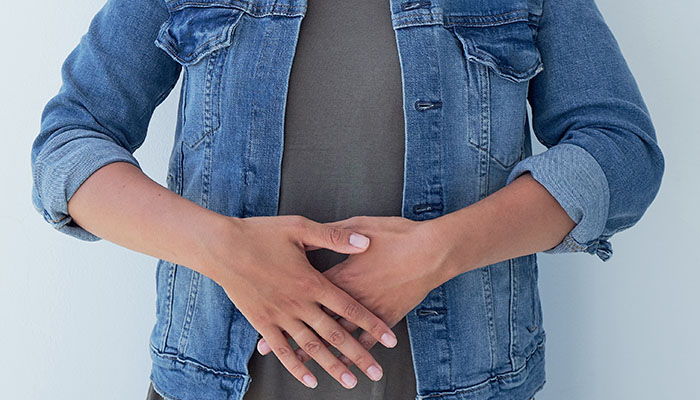 Une femme qui a mal au ventre Une femme qui a mal au ventre