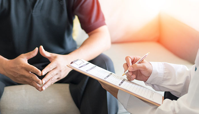 Un homme en consultation Un homme en consultation