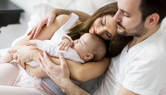 Un couple avec leur nouveau-né Un couple avec leur nouveau-né