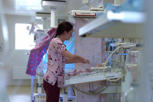 Une sage-femme qui s'occupe d'un nouveau-né