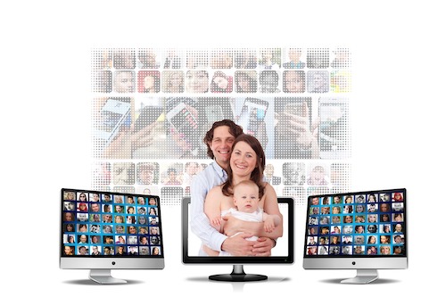 Une famille et des ordinateurs