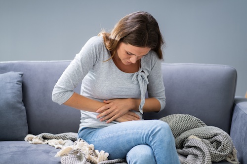 Une femme qui a des douleurs au ventre